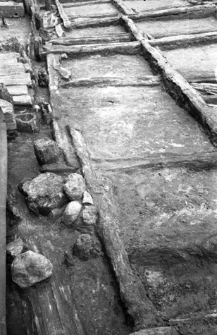 Ketvirto ir penkto medinių grindinių liekanos Vilniaus Žemutinės pilies (Šv. Onos ir Šv. Barboros bažnyčios) 1961 m. pietvakarinėje perkasoje